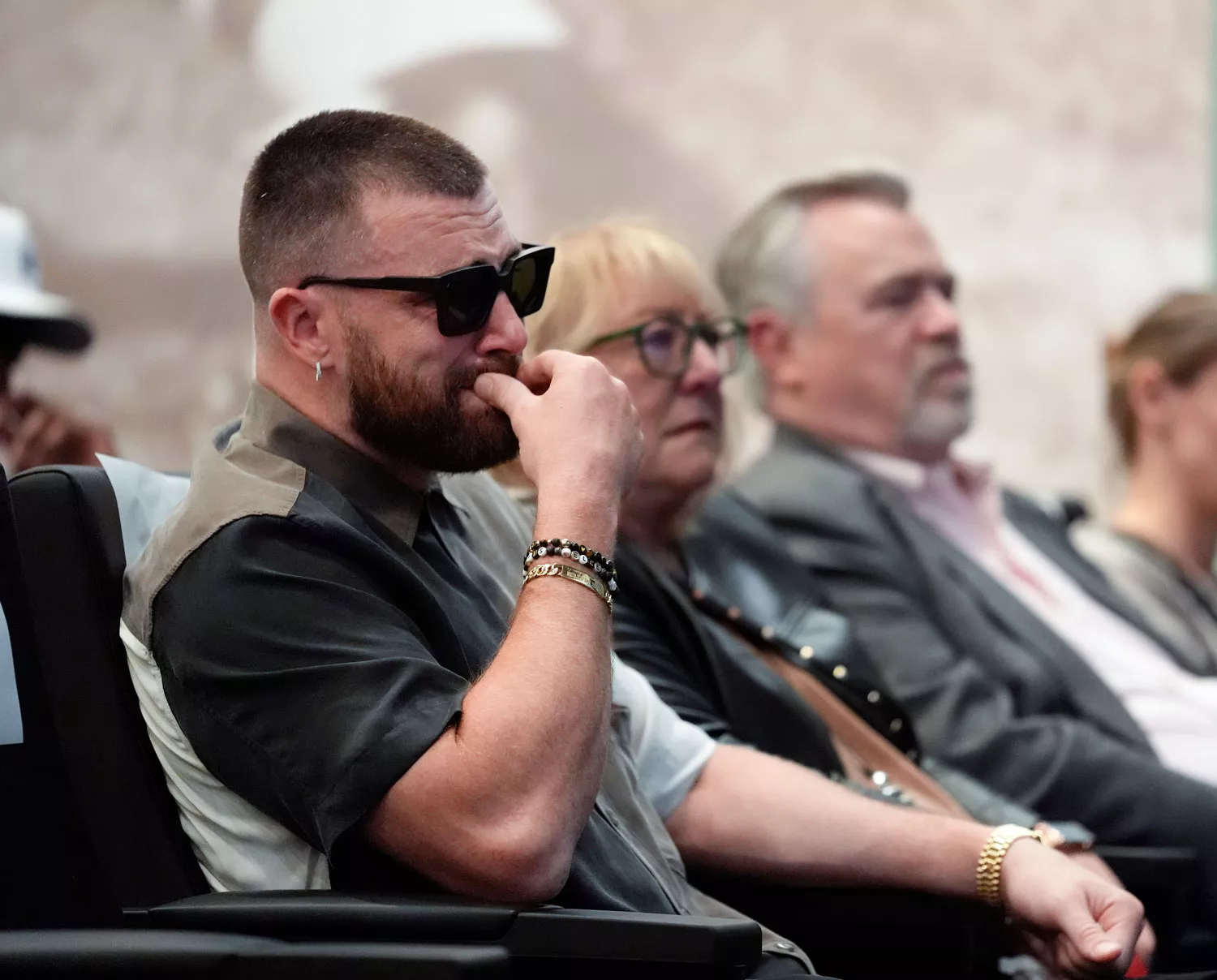 Jason Kelce’s Tearful Retirement Announcement in Front of Brother Travis Kelce